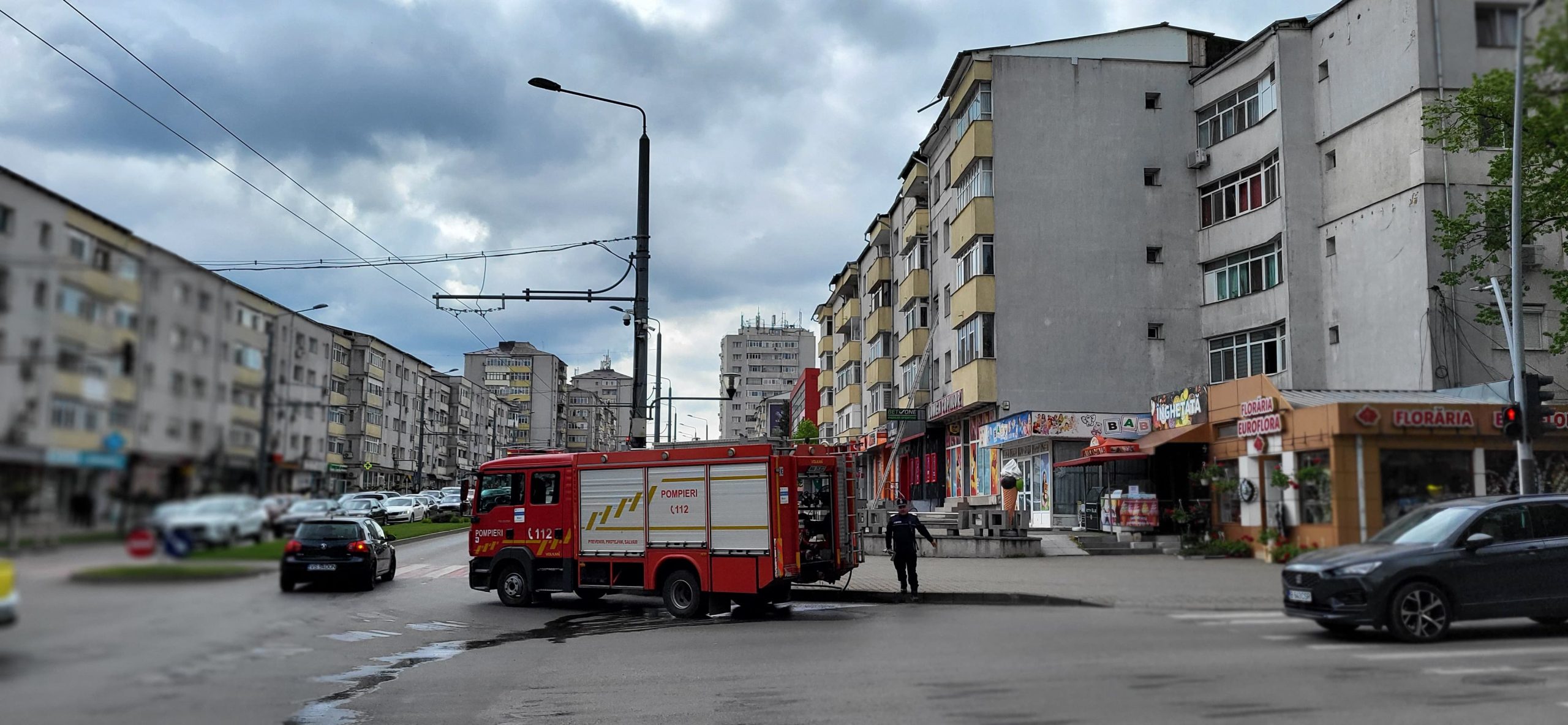 Bucătăria unui apartament cuprinsă de flăcări de la o candelă care s-a răsturnat peste o față de masă din mușama