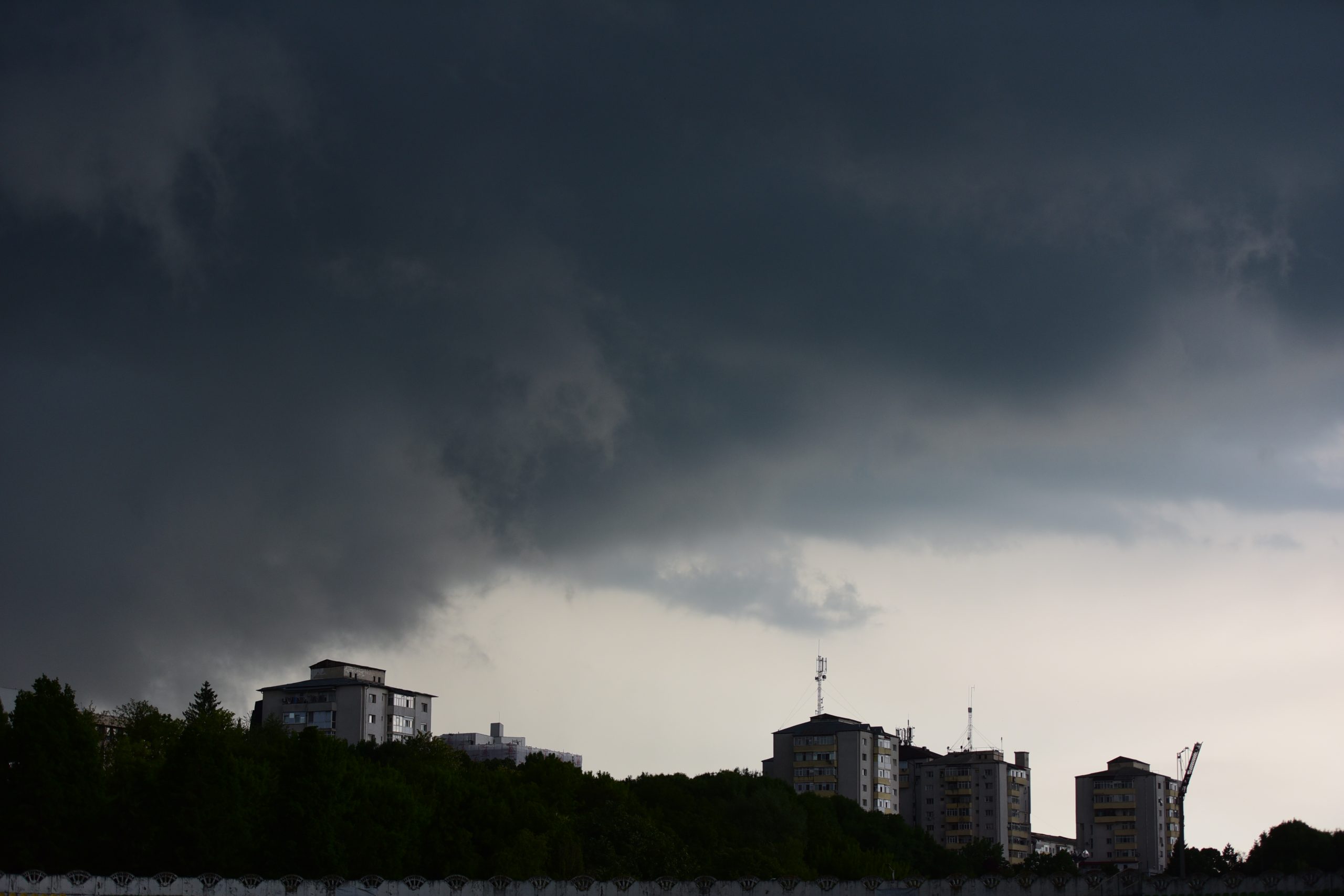 Atenționare meteo cu ploi și răcire a vremii până miercuri dimineață!