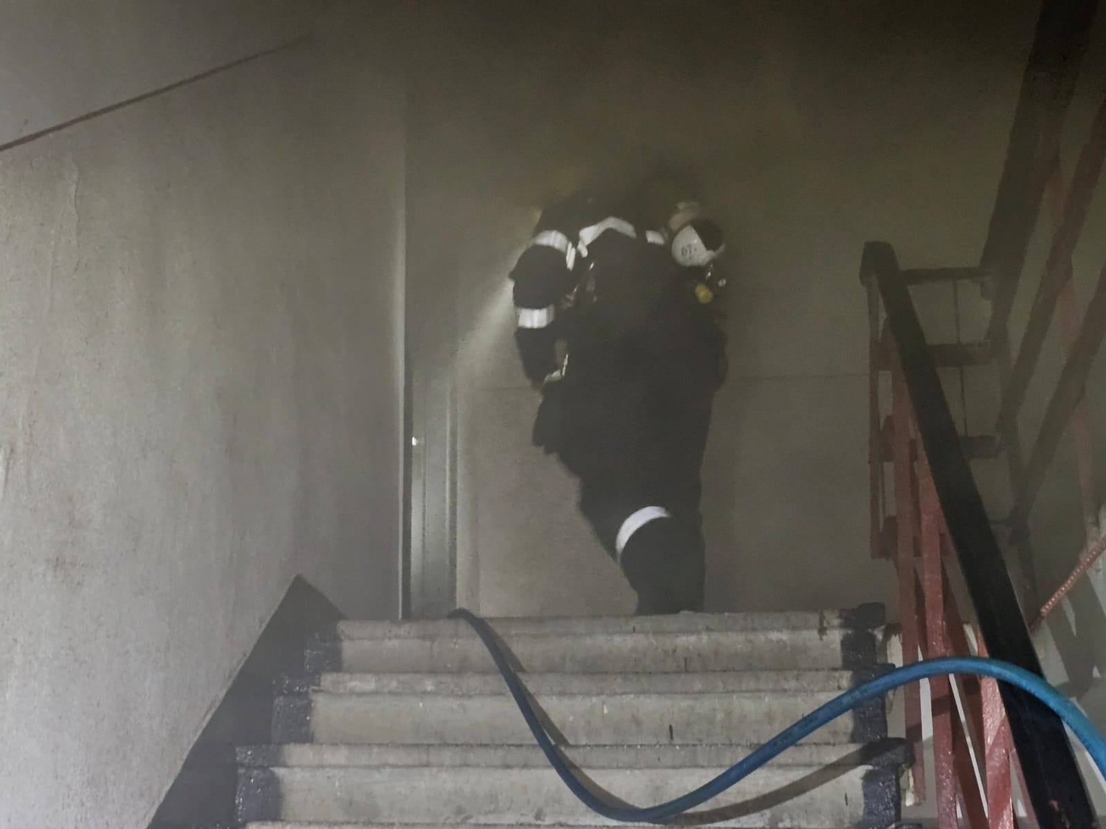 Scară de bloc din Bârlad inundată de fum!