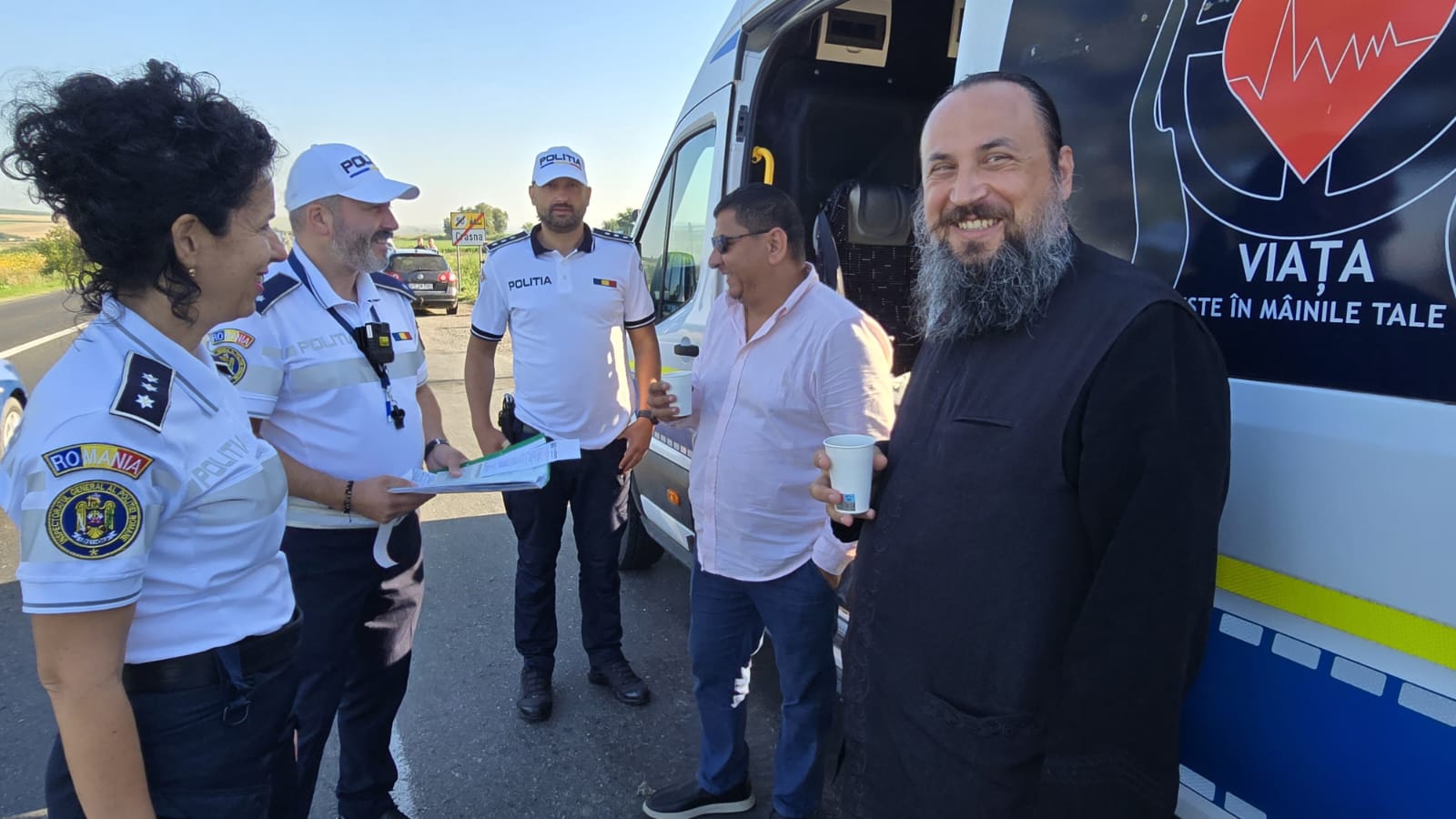 Polițiștii și pompierii vasluieni au oferit cafele șoferilor aflați în trafic pe DE 581