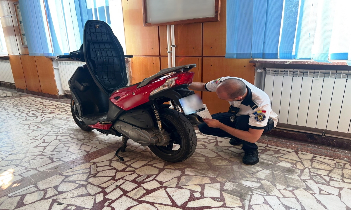 Motoscuter furat din Spania, descoperit la Albiţa