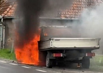 Autoutilitară în flăcări la Berezeni