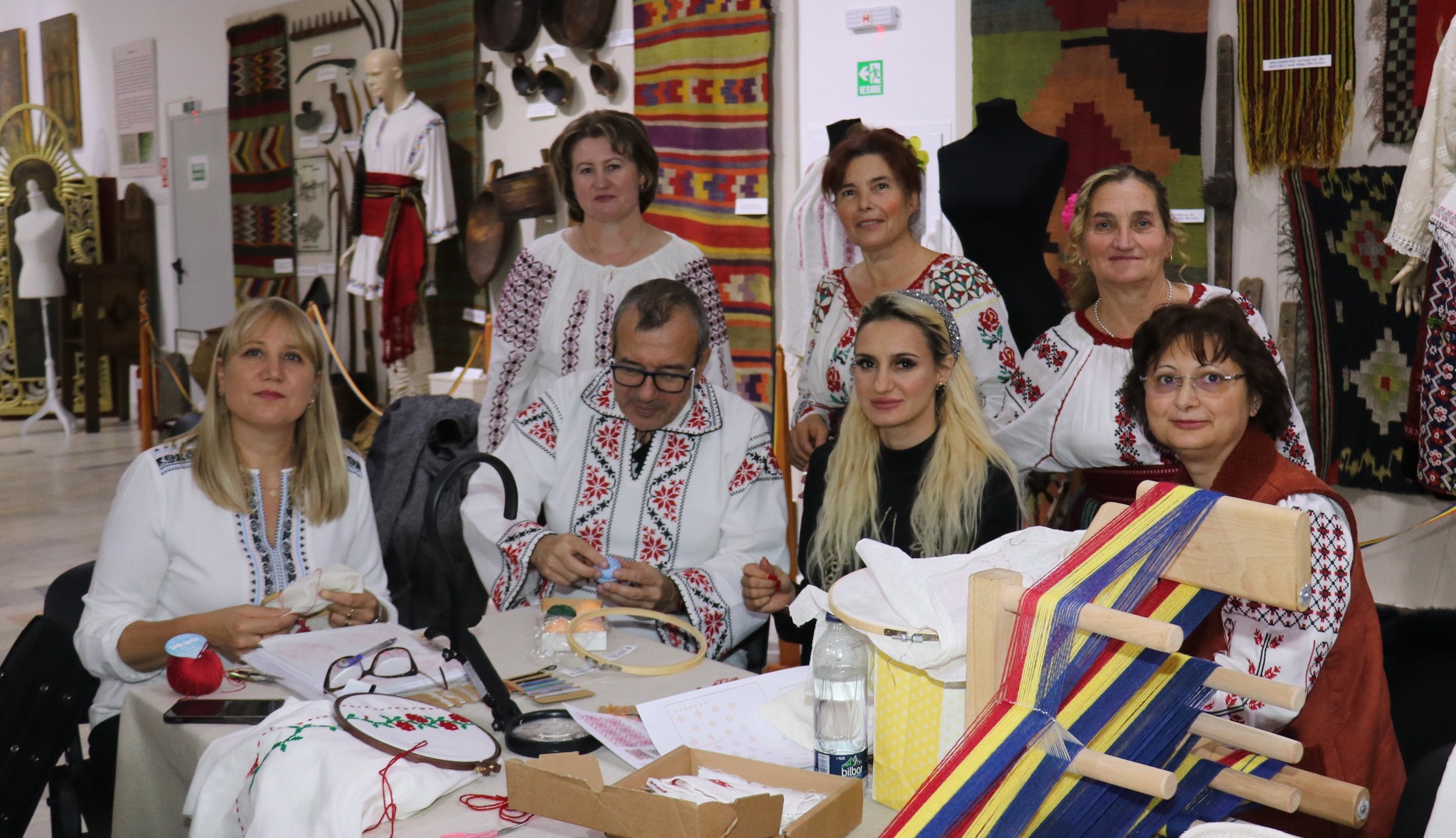 Tradițiile prind viață la „Șezătoarea vasluiană” – cămăși noi, cusute după modele vechi
