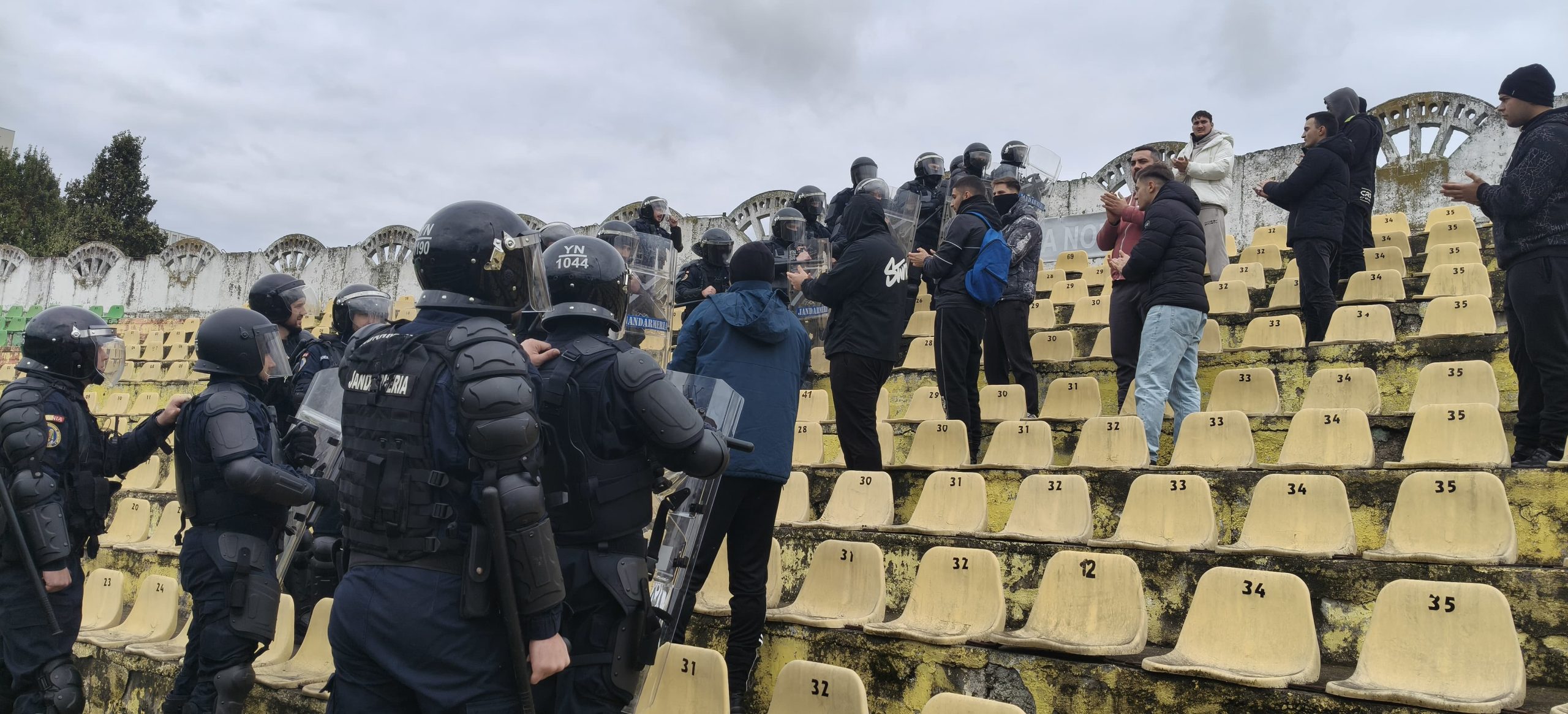 Exercițiu tactic al jandarmilor vasluieni pentru gestionarea tulburărilor de ordine publică la competiții sportive