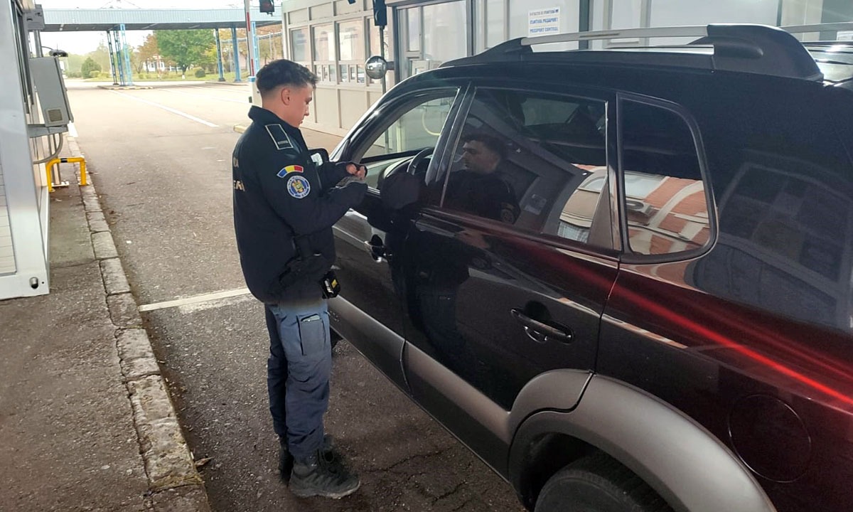 Autoturism cu număr fals de înmatriculare, descoperit de polițiști în PTF Albița