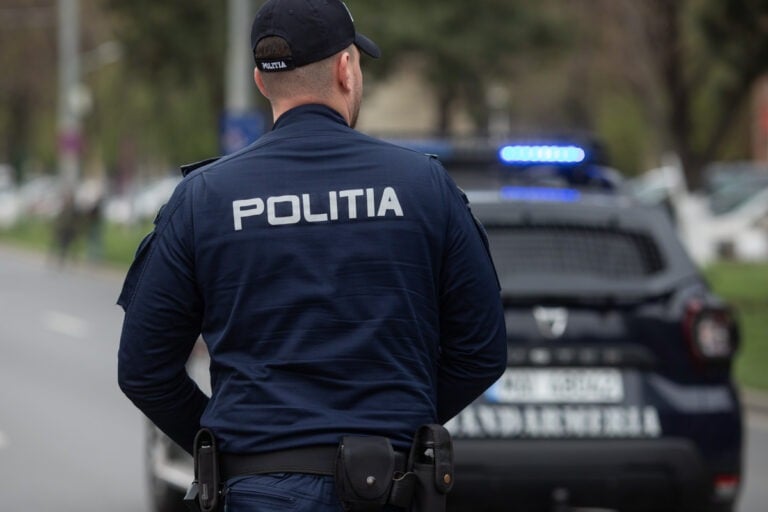 Doi bărbați din Rebricea, reținuți de polițiști după ce ar fi agresat un localnic pe terasa unui magazin