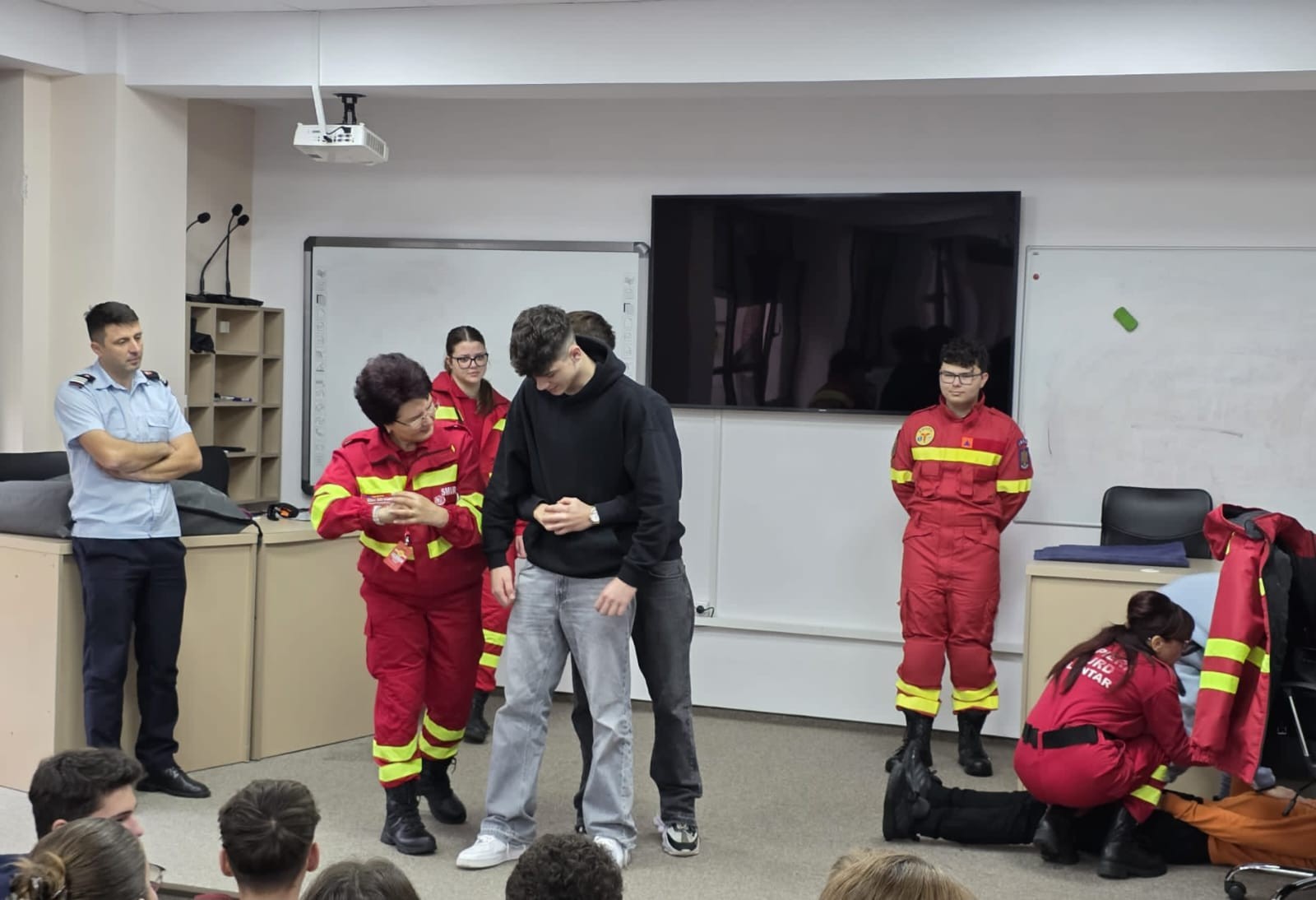 Pompierii și voluntarii ISU Vaslui, lecție de siguranță pentru liceeni