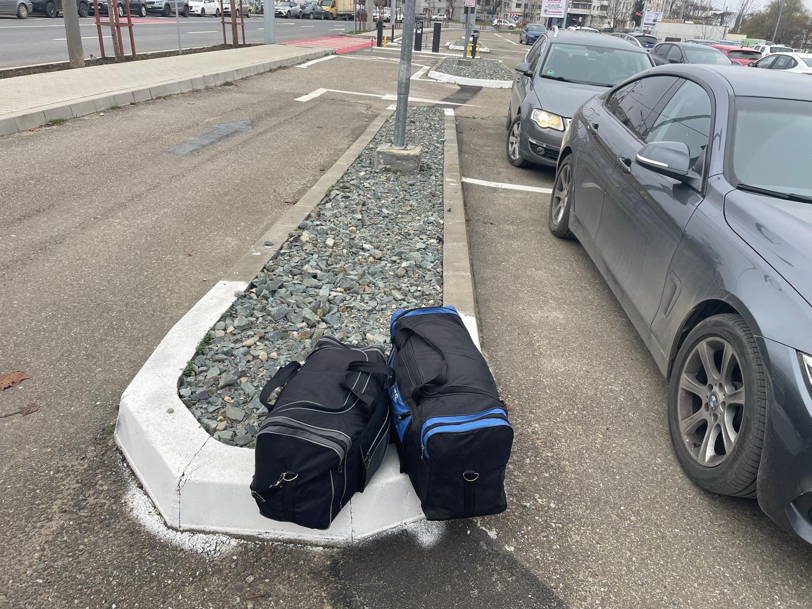 Două genți uitate în zona Centrului de Afaceri Vaslui, preluate de Poliția Locală