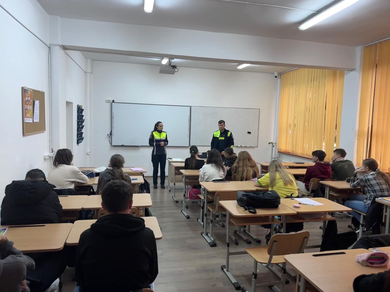 Acțiuni ale polițiștilor vasluieni pentru creșterea siguranței în școli: controale, prevenire și dialog cu peste 370 de elevi