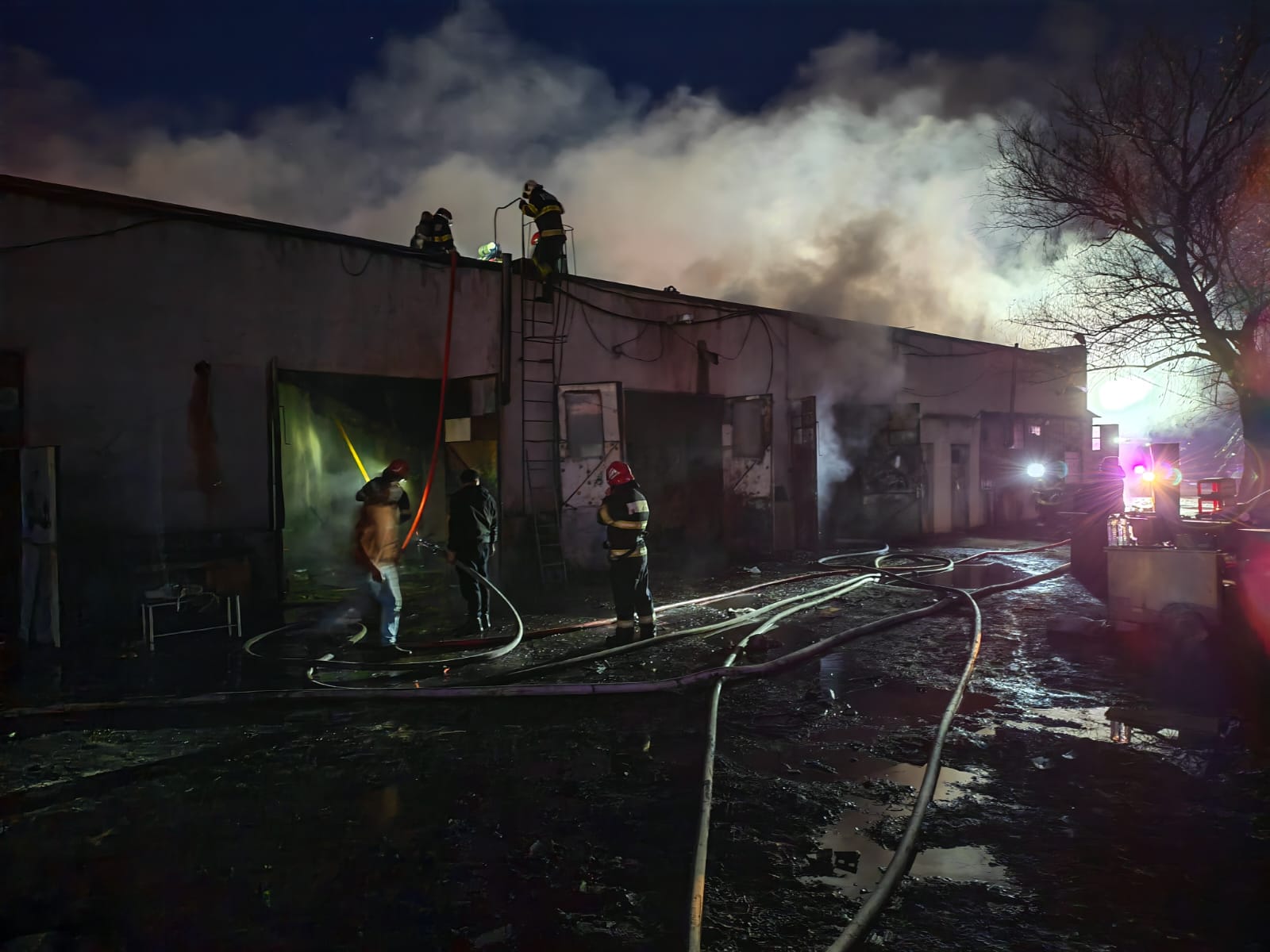 Incendiu puternic la un service auto din municipiul Vaslui. Intervenție amplă a pompierilor