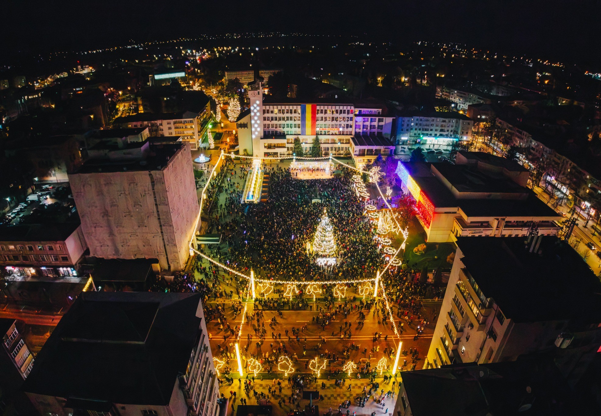 Vasluiul a intrat în atmosfera sărbătorilor de iarnă! Iluminatul festiv a fost aprins pe 1 Decembrie