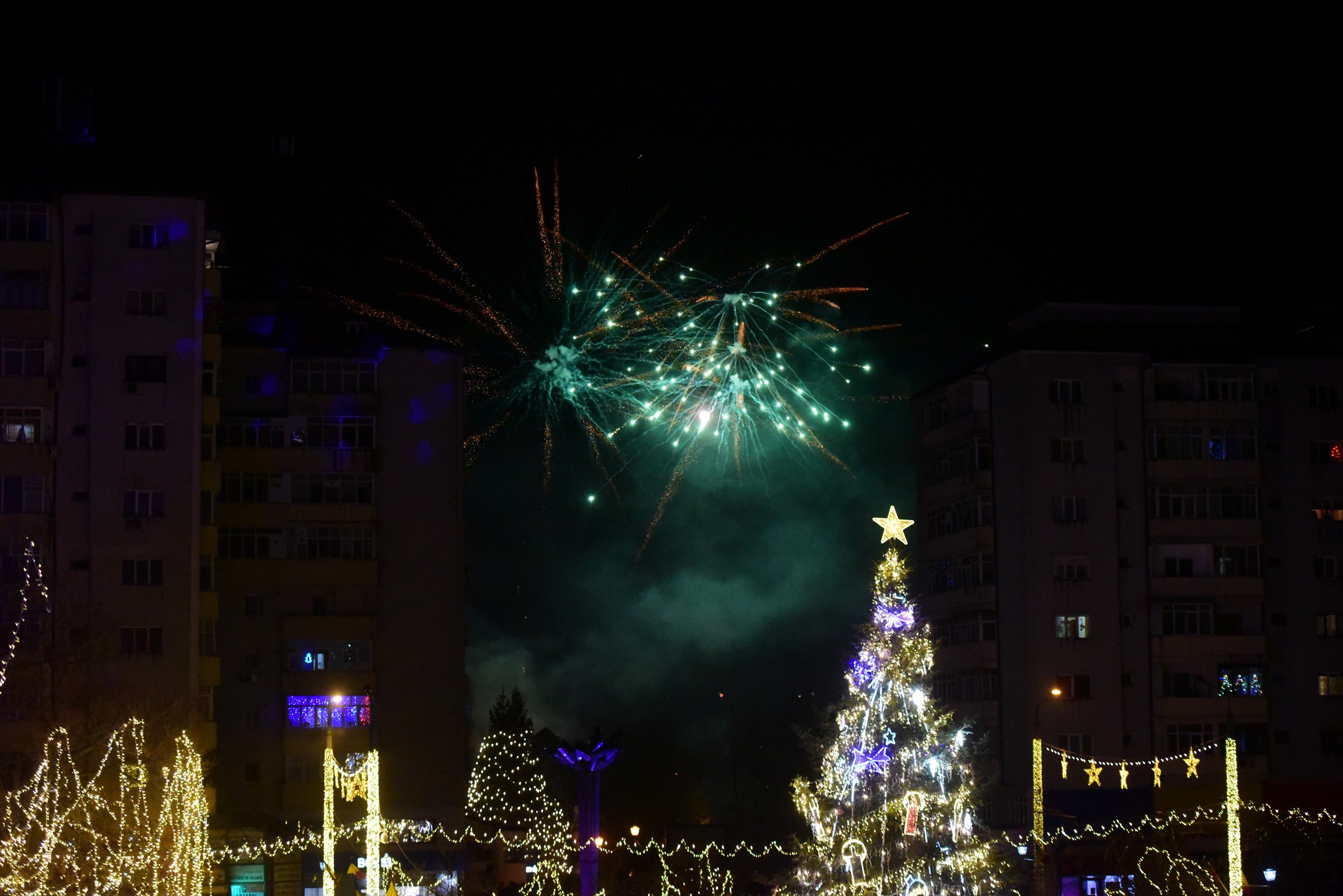 Spectacol de artificii și muzică tradițională la trecerea dintre ani, în Piața Civică din Vaslui