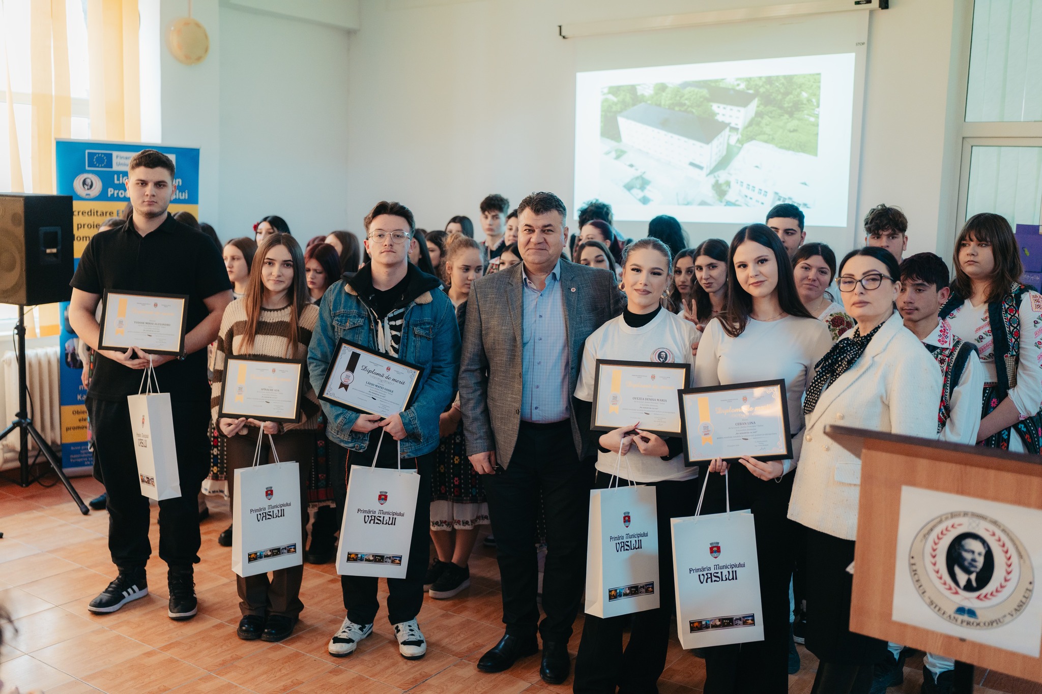 Zilele Liceului „Ștefan Procopiu” Vaslui: Elevii de performanță, recompensați de Primăria Vaslui