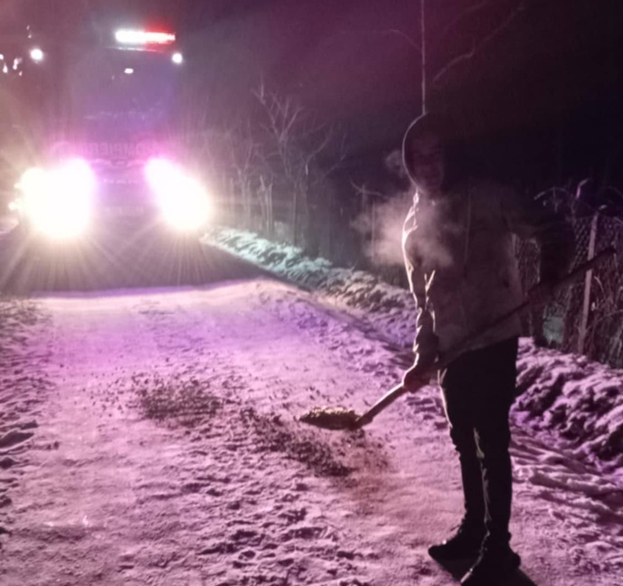 Curaj la −11°C: Un adolescent de 16 ani a ajutat pompierii să salveze o casă din Cotic