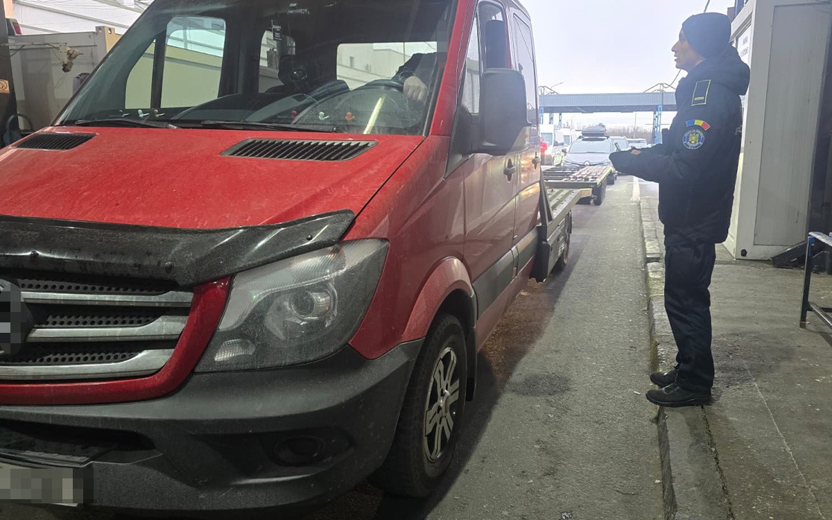 Certificat de înmatriculare fals, depistat la PTF Albița