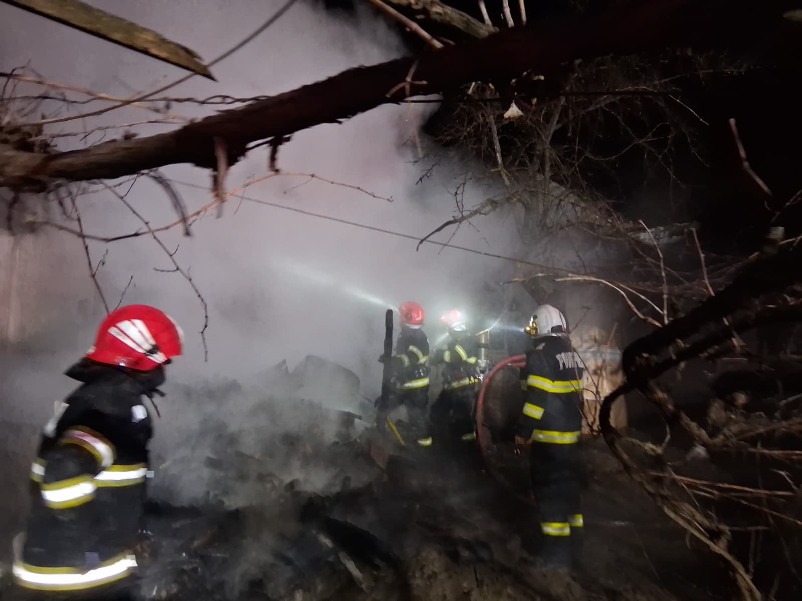 Incendiu puternic în localitatea Văleni. Un bărbat de 62 de ani, transportat la spital
