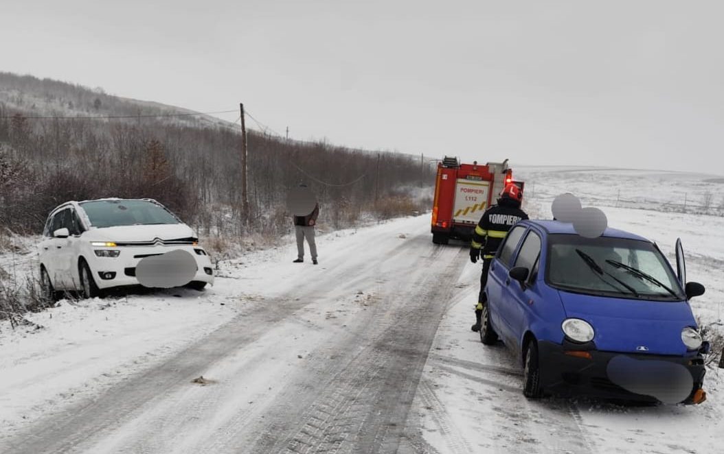 Accident rutier la Giurcani, semnalat prin e-Call. Două autoturisme implicate