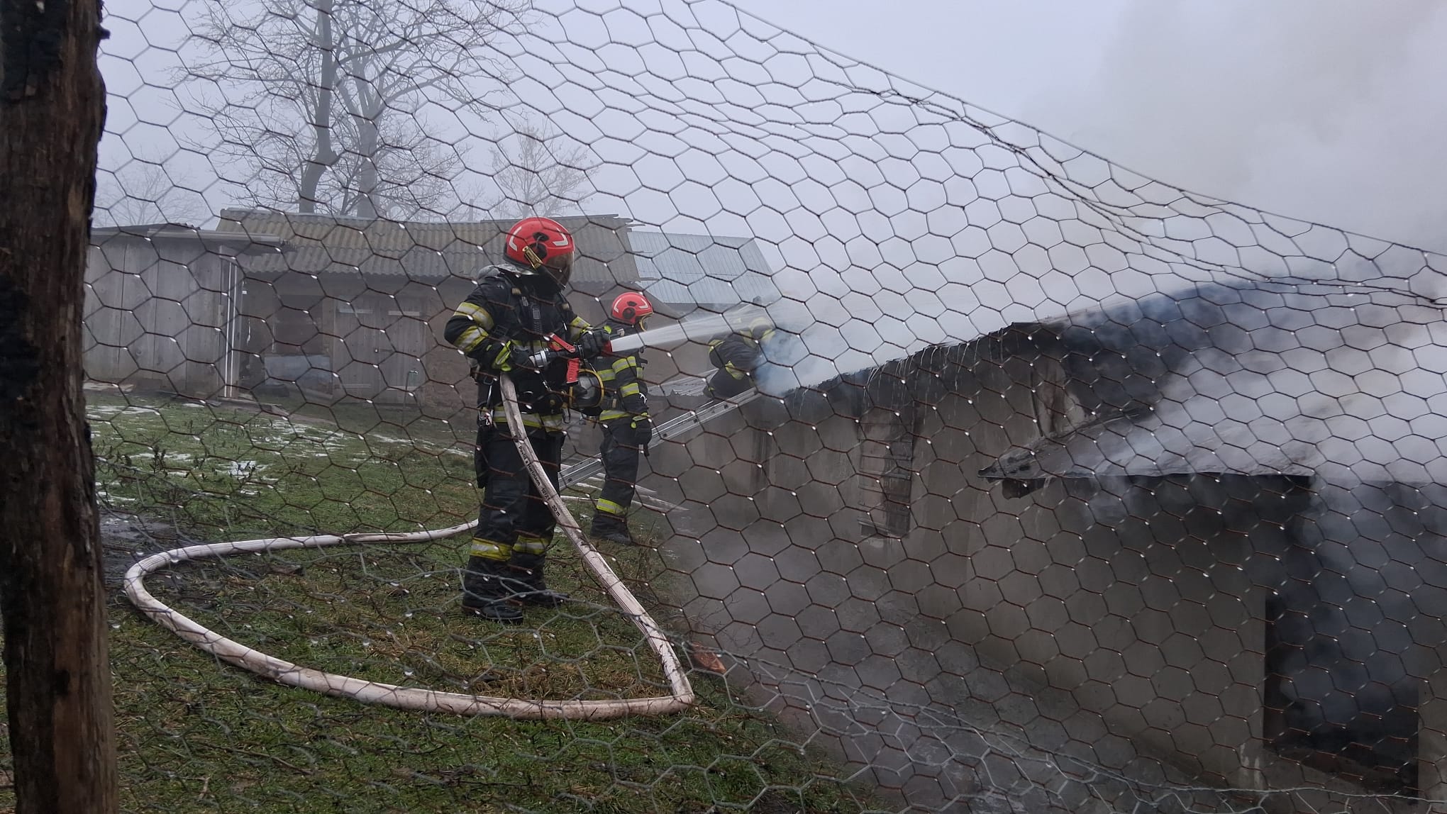 Incendiu la o locuință din comuna Vinderei. Două case salvate de pompieri