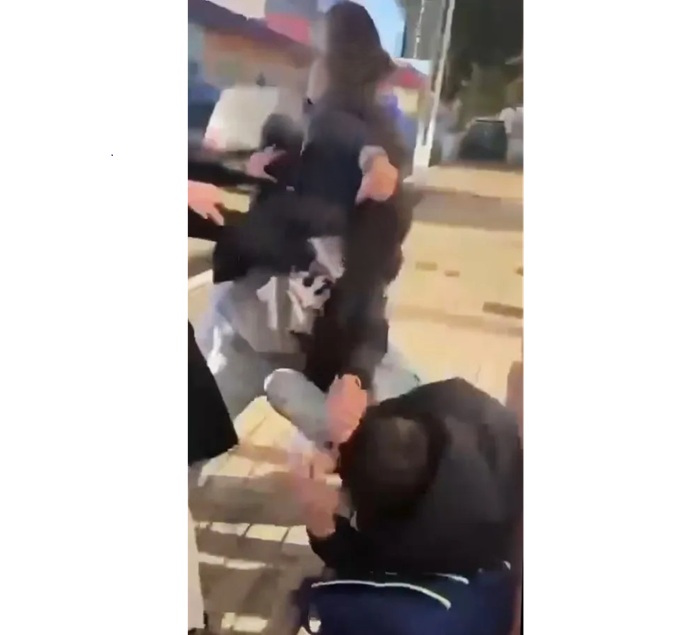 Agresiune între minori, filmată și distribuită online. Poliția a deschis dosar penal