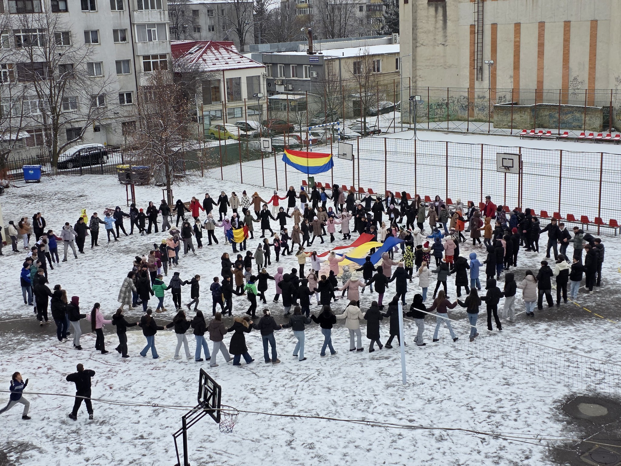 Horă a bucuriei în curtea Școlii „Ștefan cel Mare” Vaslui, la 167 de ani de la Unirea Principatelor
