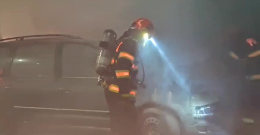 Incendiu la un autoturism în parcarea unui supermarket din Vaslui