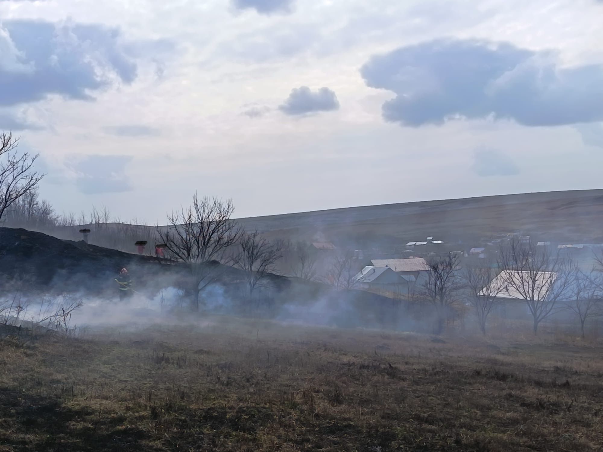 Incendiu de vegetație uscată în satul Iaz: aproximativ 100 de hectare au fost afectate
