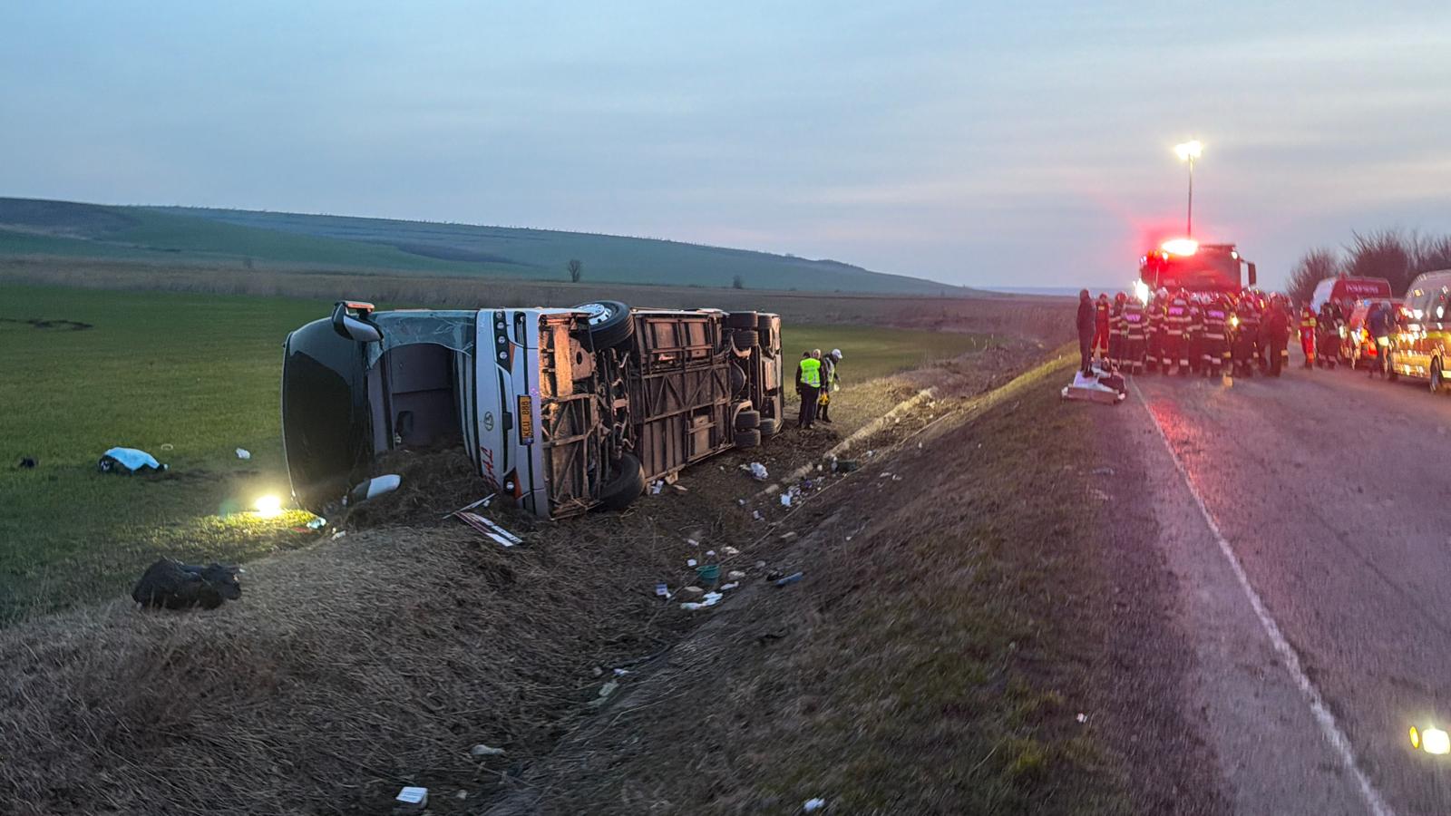 TRAGEDIE pe DN 24: autocar cu 44 de pasageri răsturnat, plan roșu activat. Un bărbat și-a pierdut viața