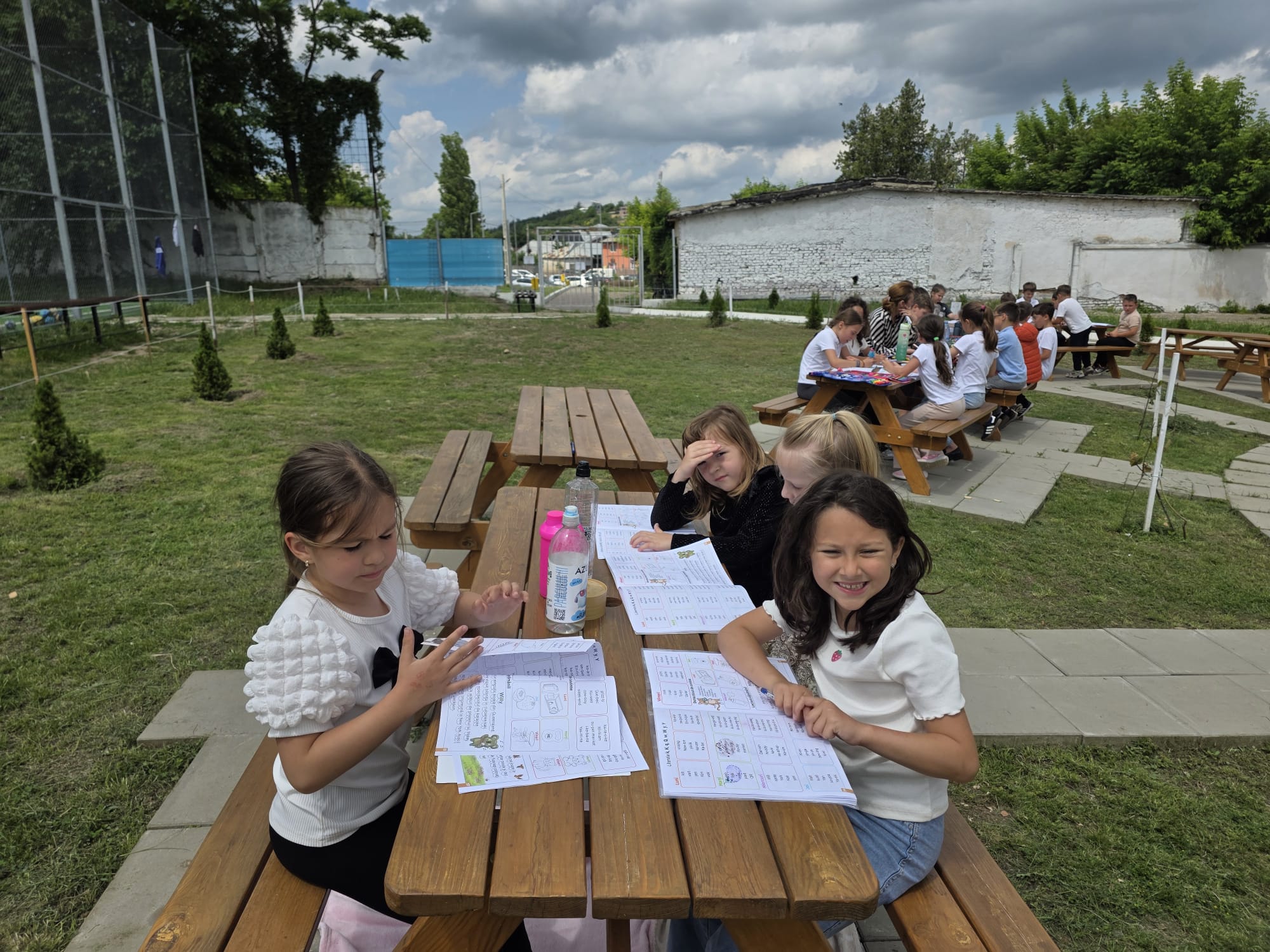 Vasluiul a ieșit la iarbă verde cu o carte în mână! „Picnicul de Lectură” a transformat școlile și grădinițele în adevărate oaze ale poveștilor