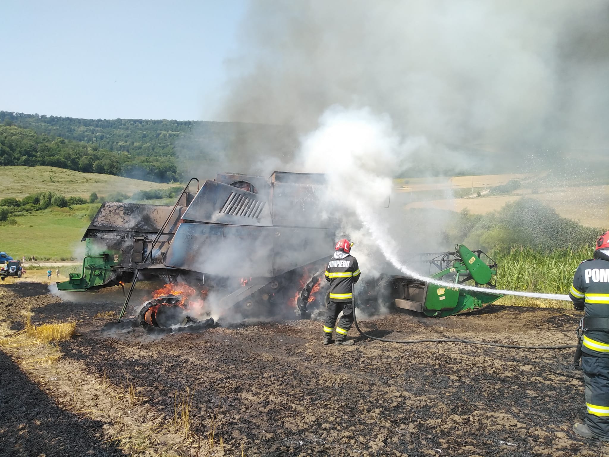 Utilaj agricol cuprins de flăcări pe un câmp din Cozmești. Pompierii au intervenit înainte ca incendiul să se extindă