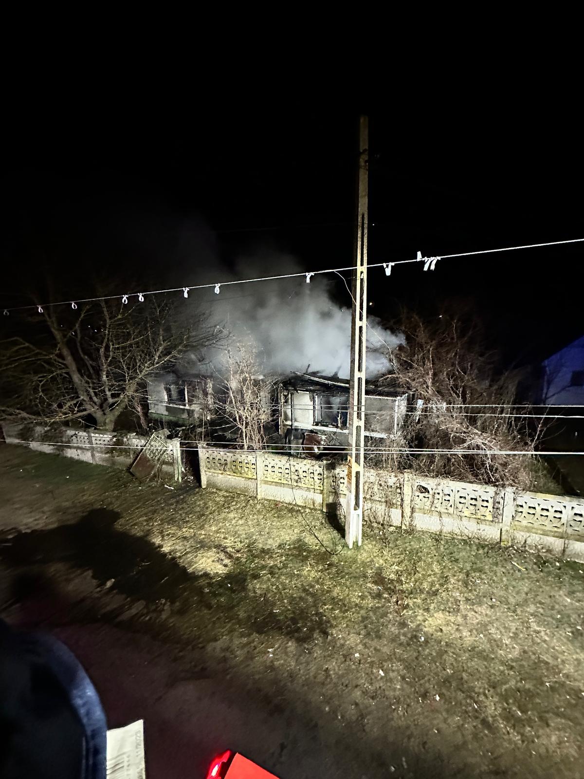 Un bărbat a ajuns cu arsuri la nivelul capului și feței, în urma unui incendiu izbucnit la propria locuință