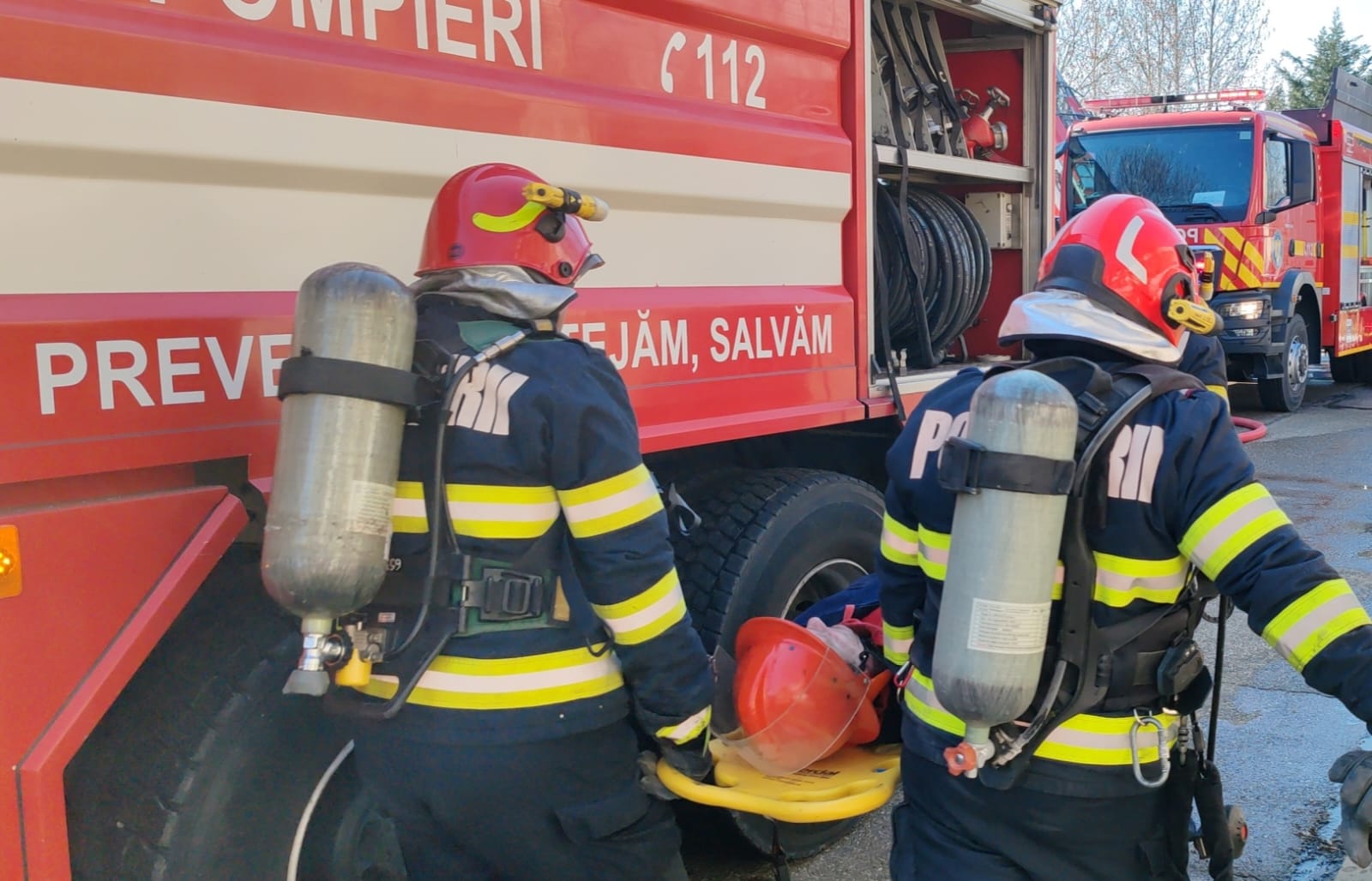 Incendiu devastator la o locuință din Bârlălești. Au ars trei camere, bucătăria și acoperișul
