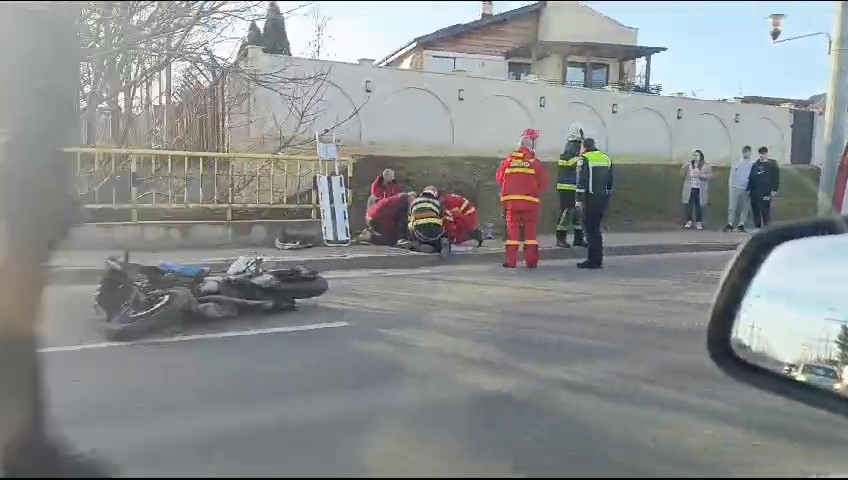 Puști de 16 ani aflat pe o motocicletă aruncat aproximativ 20 m în urma unei ciocniri cu un autoturism la Moara Grecilor