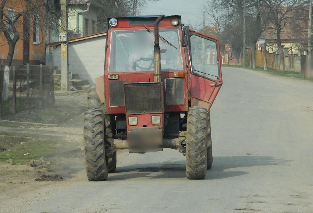 Un teribilist din Drânceni prins conducând haotic un tractor: acesta nu deține permis de conducere!