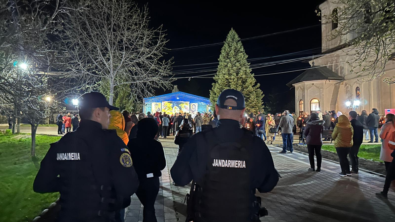 Jandarmii au amendat mai mulți tineri în stare de ebrietate care au făcut scandal în noaptea de Înviere la cimitirul Eternitatea din Vaslui, la biserica Sfântul Spiridon din municipiul Bârlad și în cimitirul Sfântul Toma din municipiul Huși