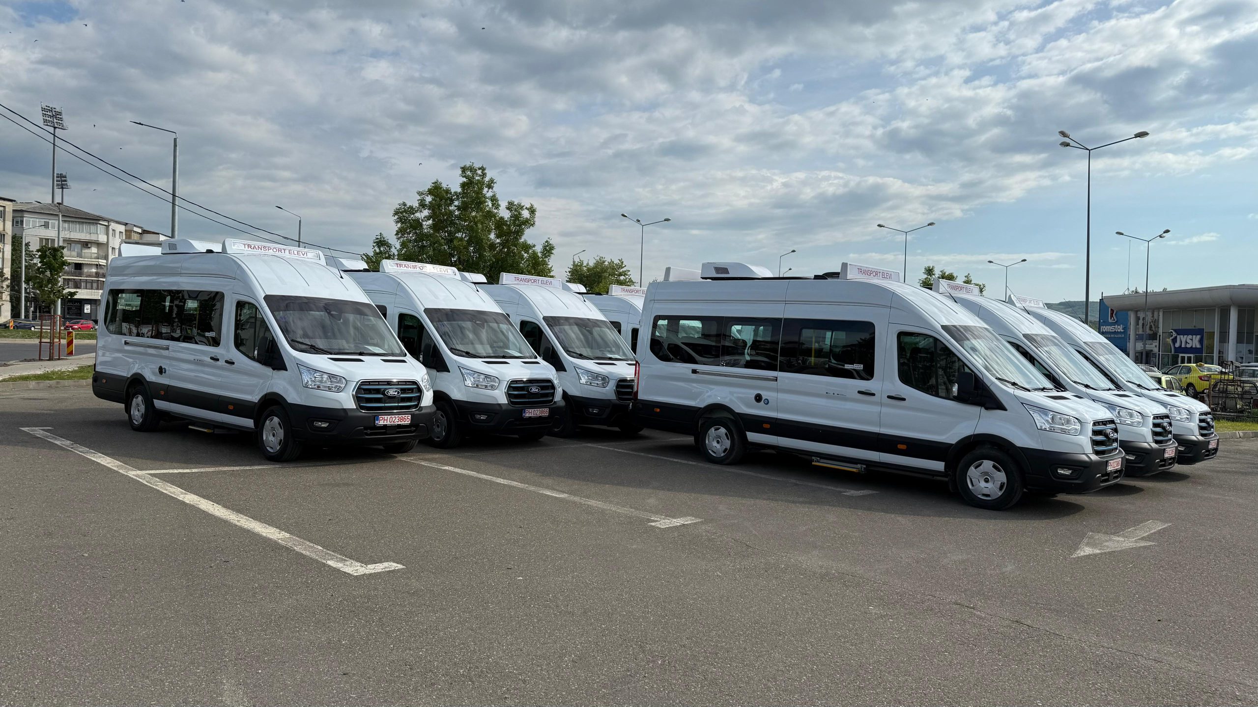 Au sosit primele microbuze școlare electrice achiziționate printr-un proiect al CJ Vaslui