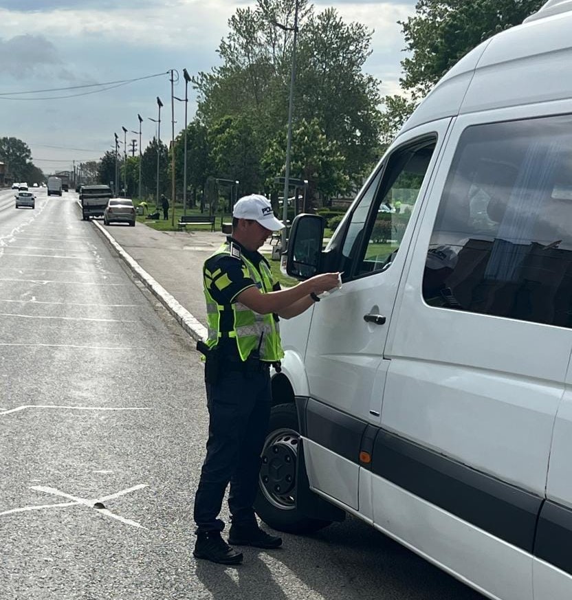 Zeci de sancțiuni și permise reținute în urma unor acțiuni derulate de polițiștii de la Serviciul Rutier