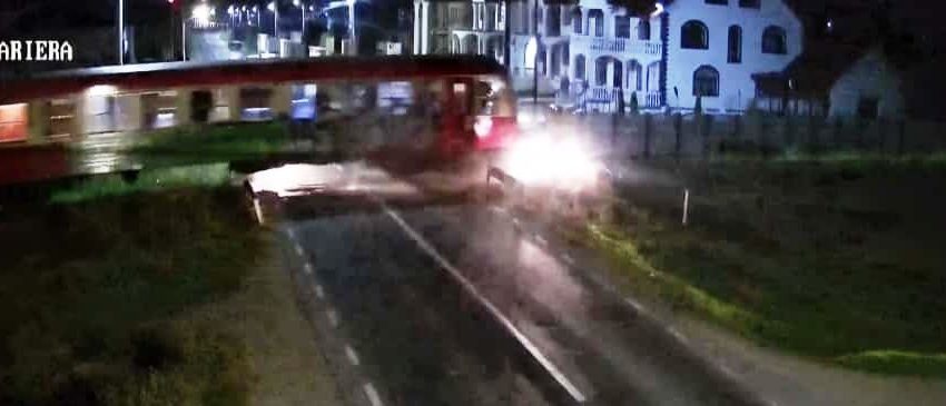 Două persoane au ajuns la spital după ce un autoturism a fost lovit de tren la Băcești