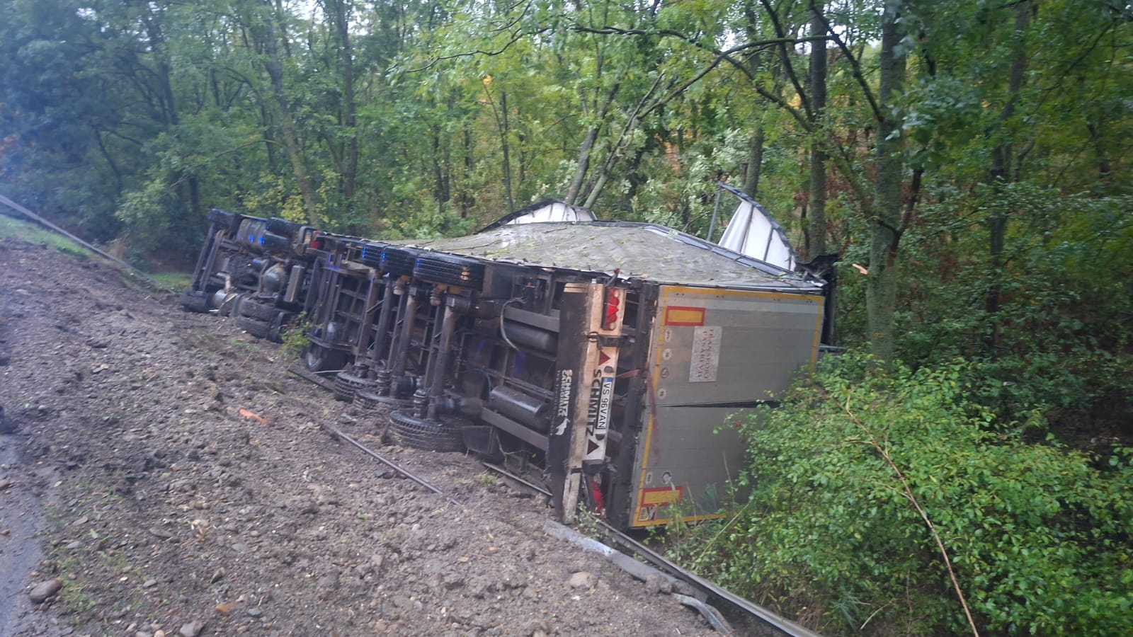 Autotren răsturnat în afara carosabilului pe DN 24, în zona Secuia – Mărul de Aur