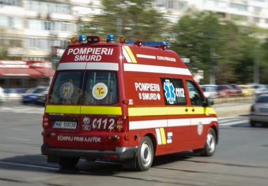 Autoutilitară lovită de tren la Dumești