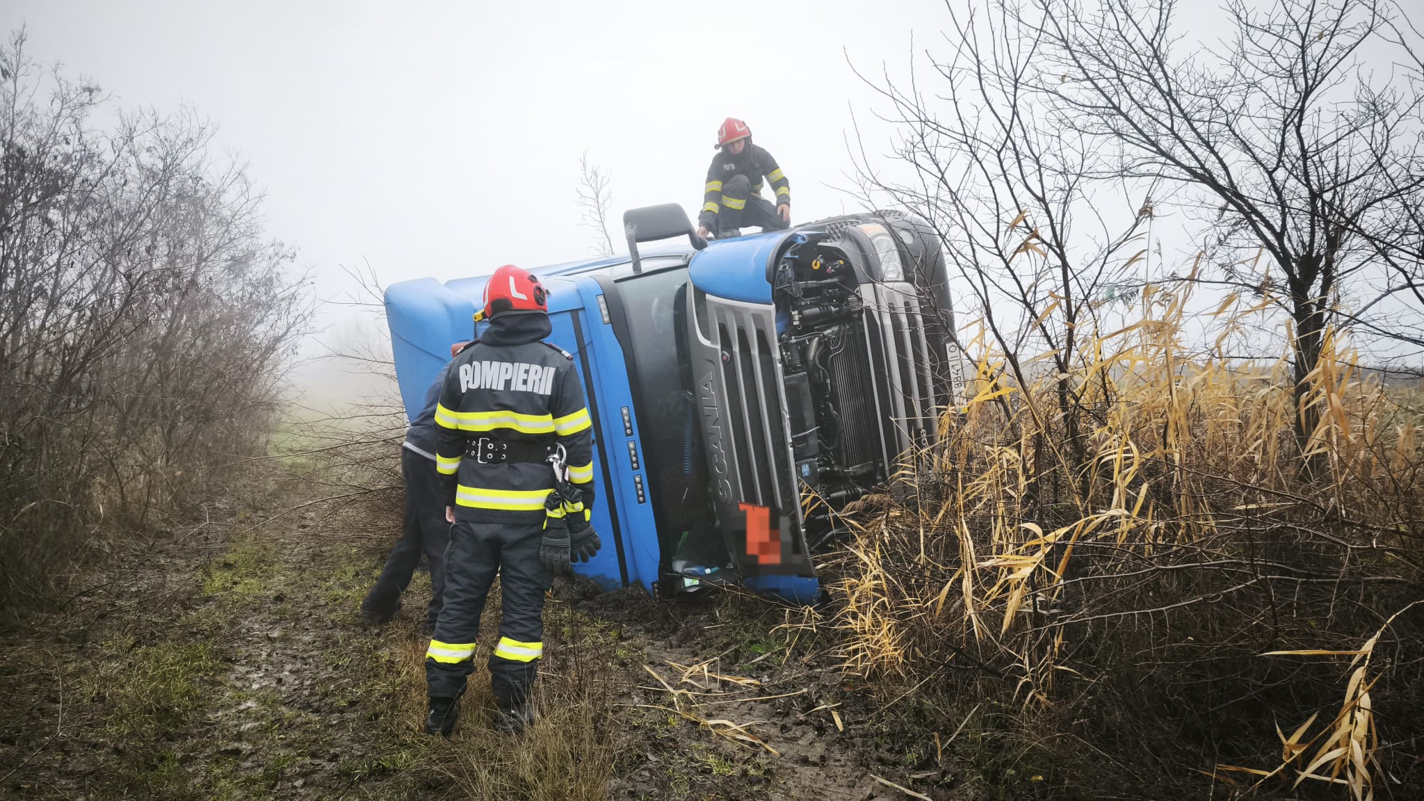 Cisternă cu 19 tone de GPL, ieșită în șanț pe DN 26 Blăgești–Oancea. Pompierii asigură zona