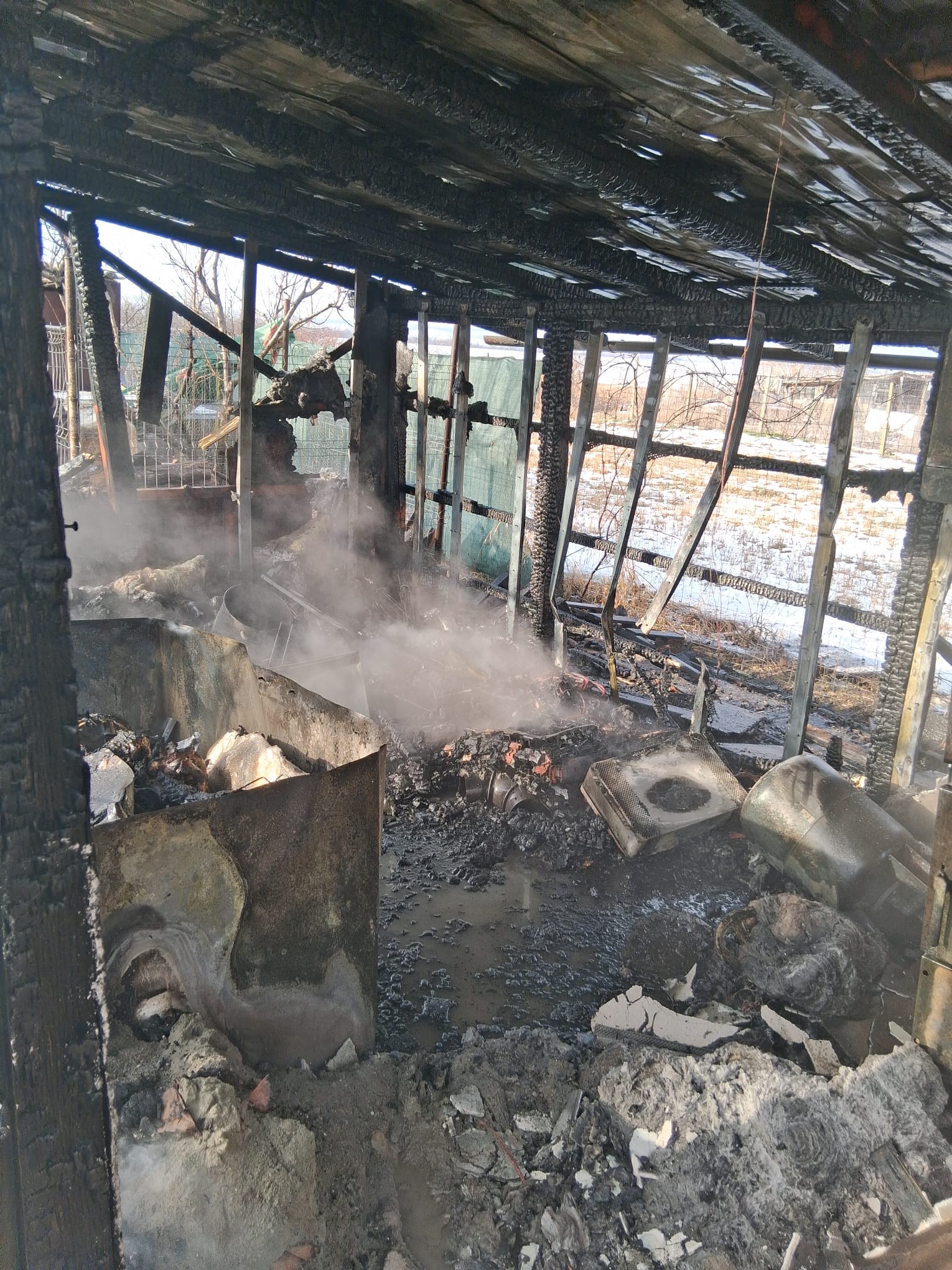 Incendiu la o magazie din Trestiana: pompierii au salvat locuința, dar magazia și echipamentele s-au făcut scrum