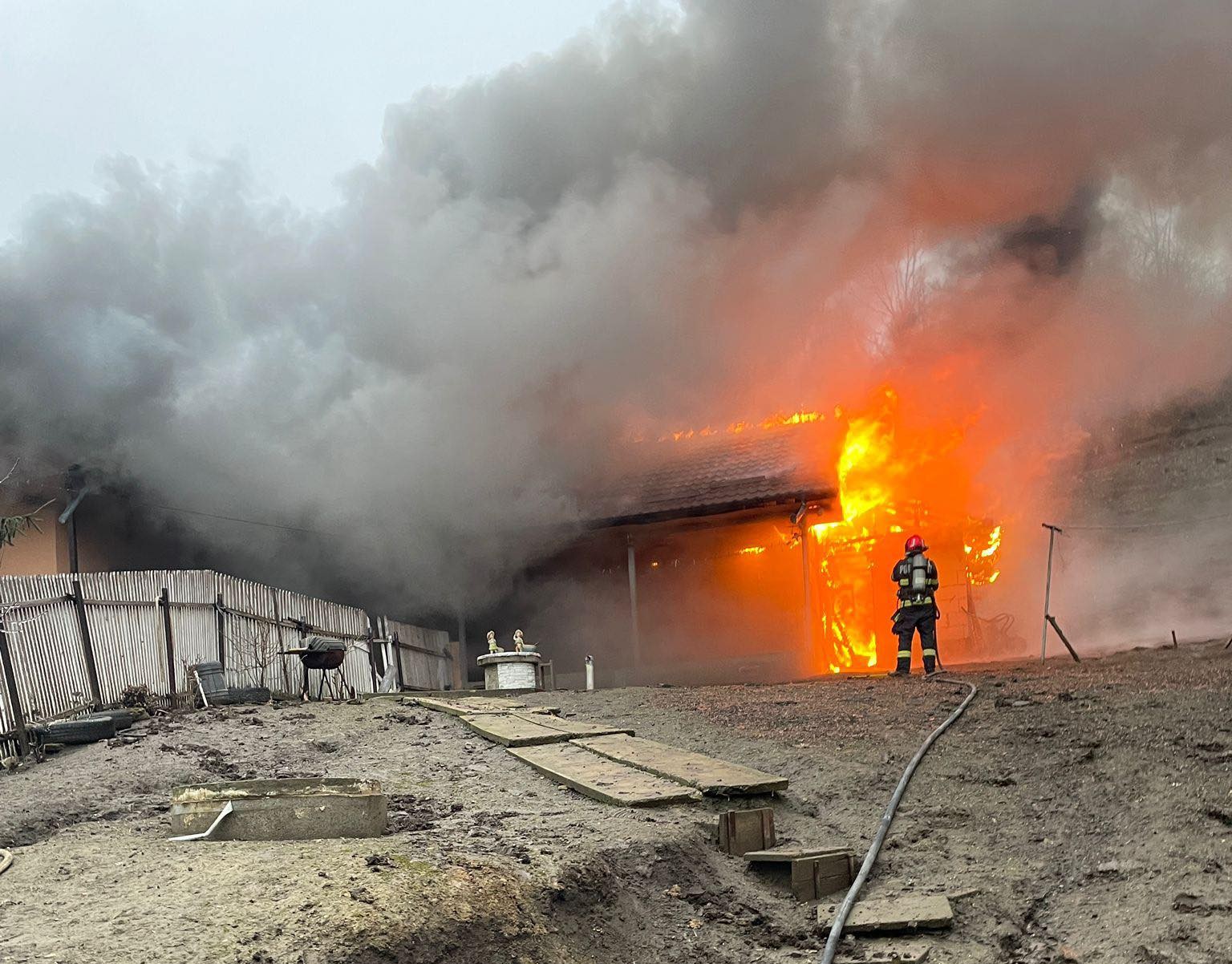 Incendiu violent la Solești: o adolescentă de 15 ani rănită, intervenție amplă a pompierilor