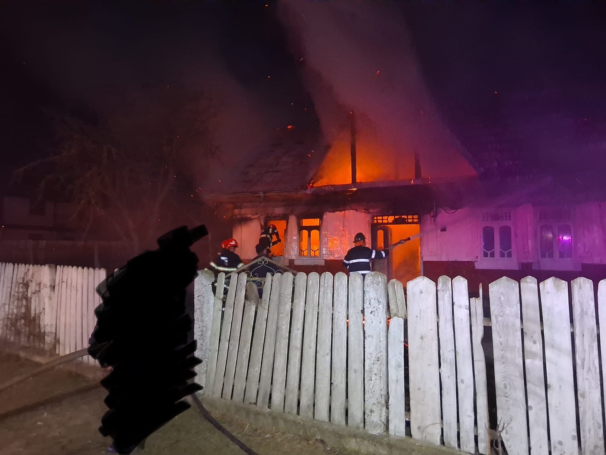 Incendiu la o locuință din comuna Rebricea. Șase persoane s-au autoevacuat la timp