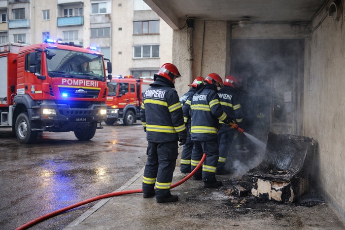 Incendiu într-un bloc din Bârlad: foc izbucnit la uscătorul unui imobil de pe strada Lirei