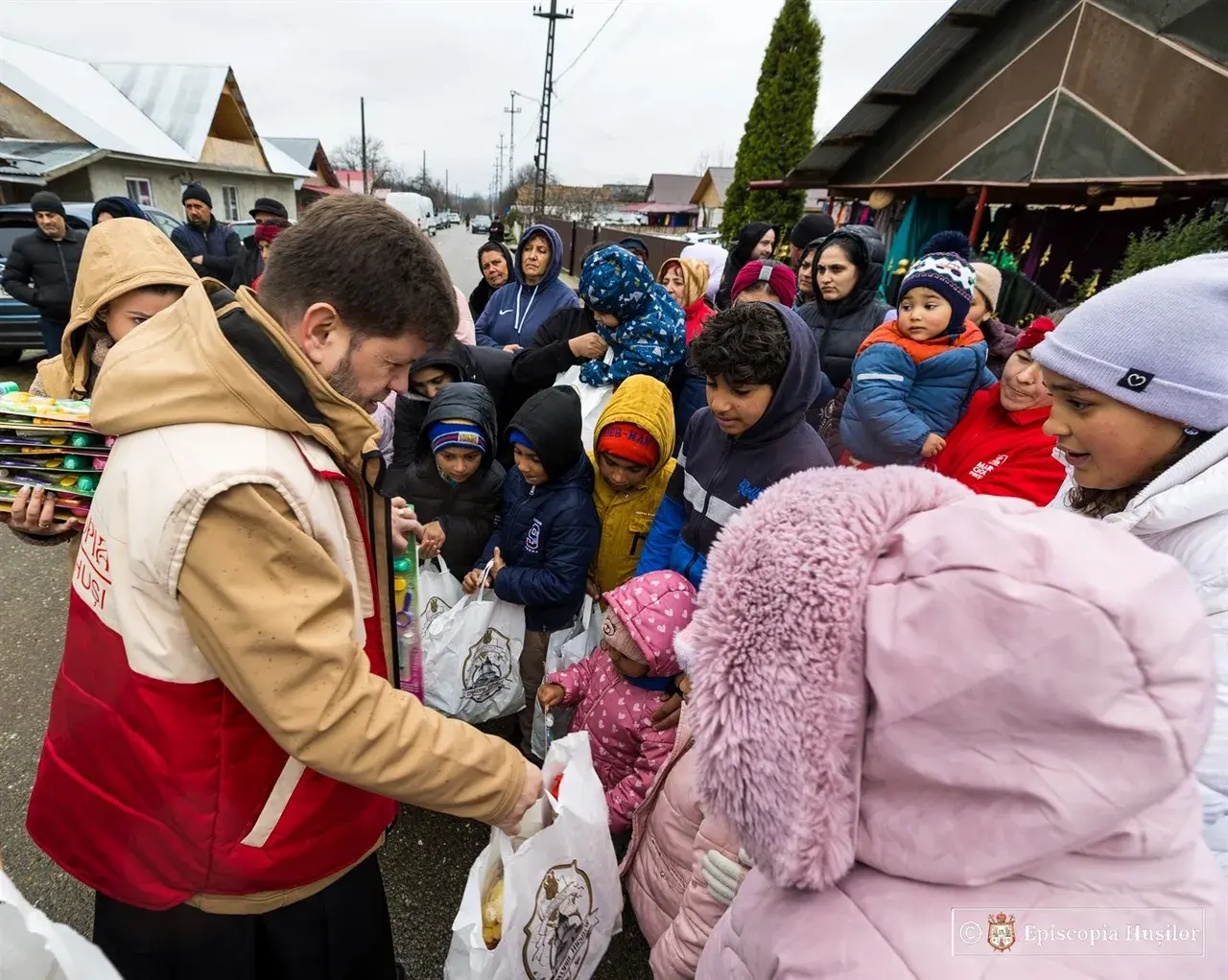Lumină înainte de Înviere: peste 600 de suflete ajutate în prima zi a caravanei umanitare de Paști