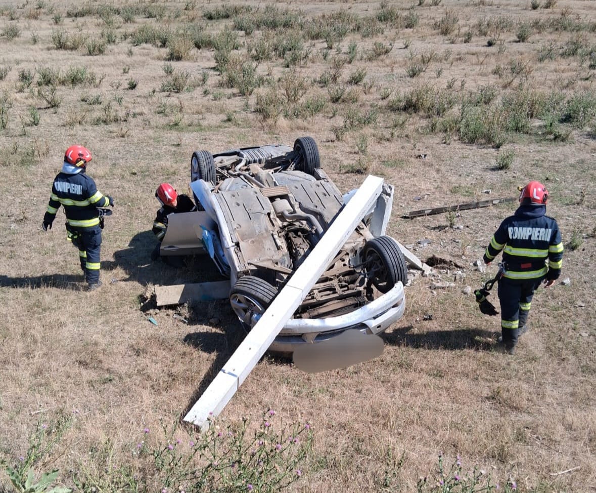 Accident în Horoiata: o mașină a intrat într-un stâlp. O mamă și cei doi copii, evaluați de medici