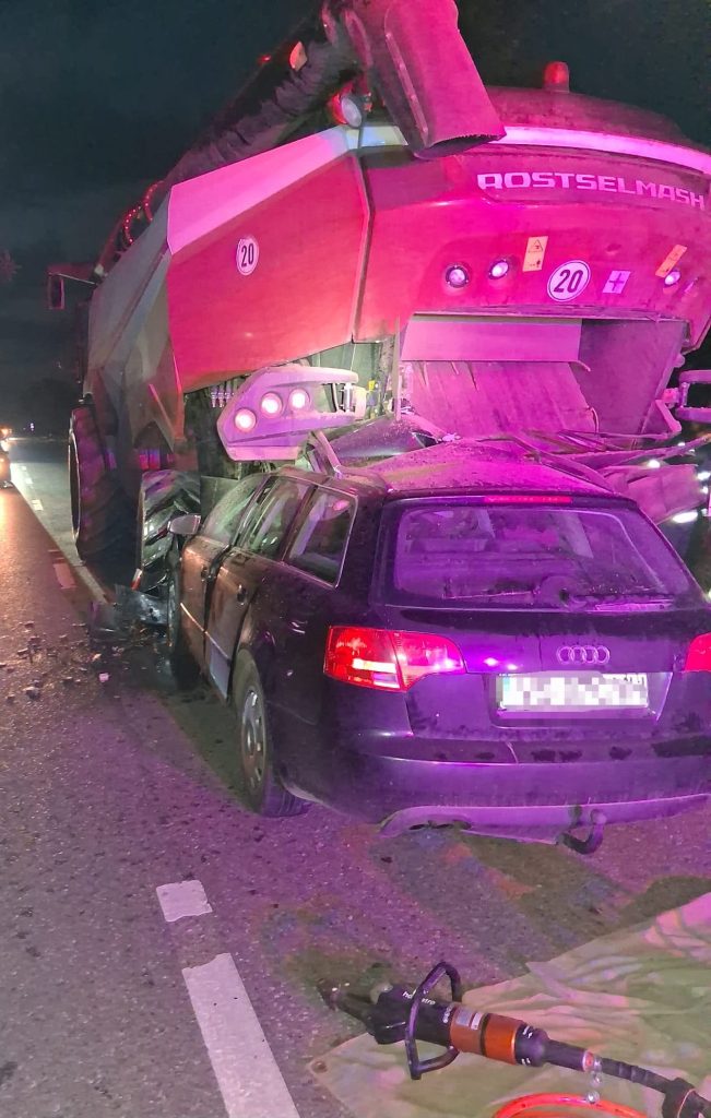 Accident rutier la Voinești: o femeie a ajuns la spital după ce mașina în care se afla a intrat într-un utilaj agricol